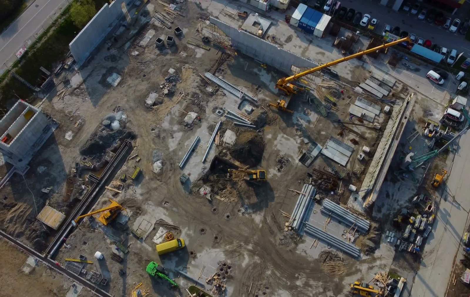 Luftaufnahme einer Baustelle mit Kran und Baggern